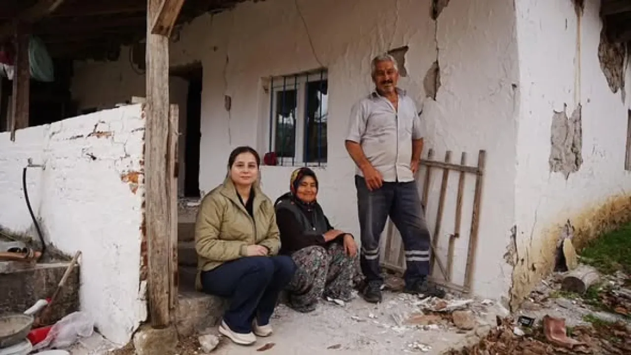 Sındırgı Belediyesi, Depremzedeleri Yaşam Konteynerlerinde Ziyaret Etti Sındırgı Belediyesi, Depremzedeleri Yaşam Konteynerlerinde Ziyaret Etti