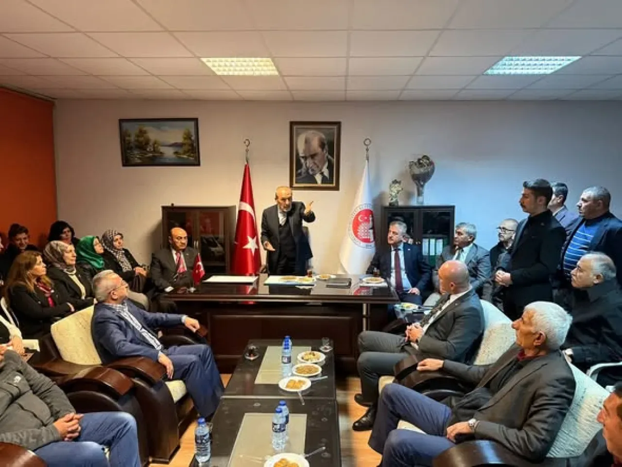 MHP'li Yıldırım, "Terörsüz Türkiye" İçin Sincan'da Vatandaşlarla Buluştu MHP'li Yıldırım, "Terörsüz Türkiye" İçin Sincan'da Vatandaşlarla Buluştu