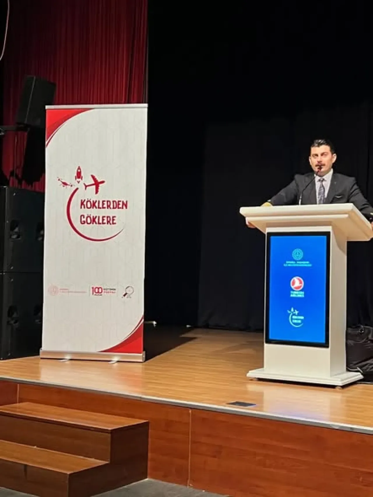 Başakşehir'de Öğrenciler THY Kaptan Pilotu ile Havacılık Sohbetinde Buluştu Başakşehir'de Öğrenciler THY Kaptan Pilotu ile Havacılık Sohbetinde Buluştu