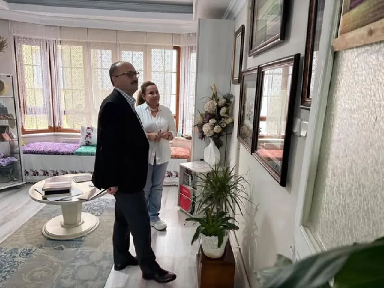 Emine Elmas, Yılın Âhisi Seçildi ve Geleneksel Sanatları Yaşatıyor Emine Elmas, Yılın Âhisi Seçildi ve Geleneksel Sanatları Yaşatıyor
