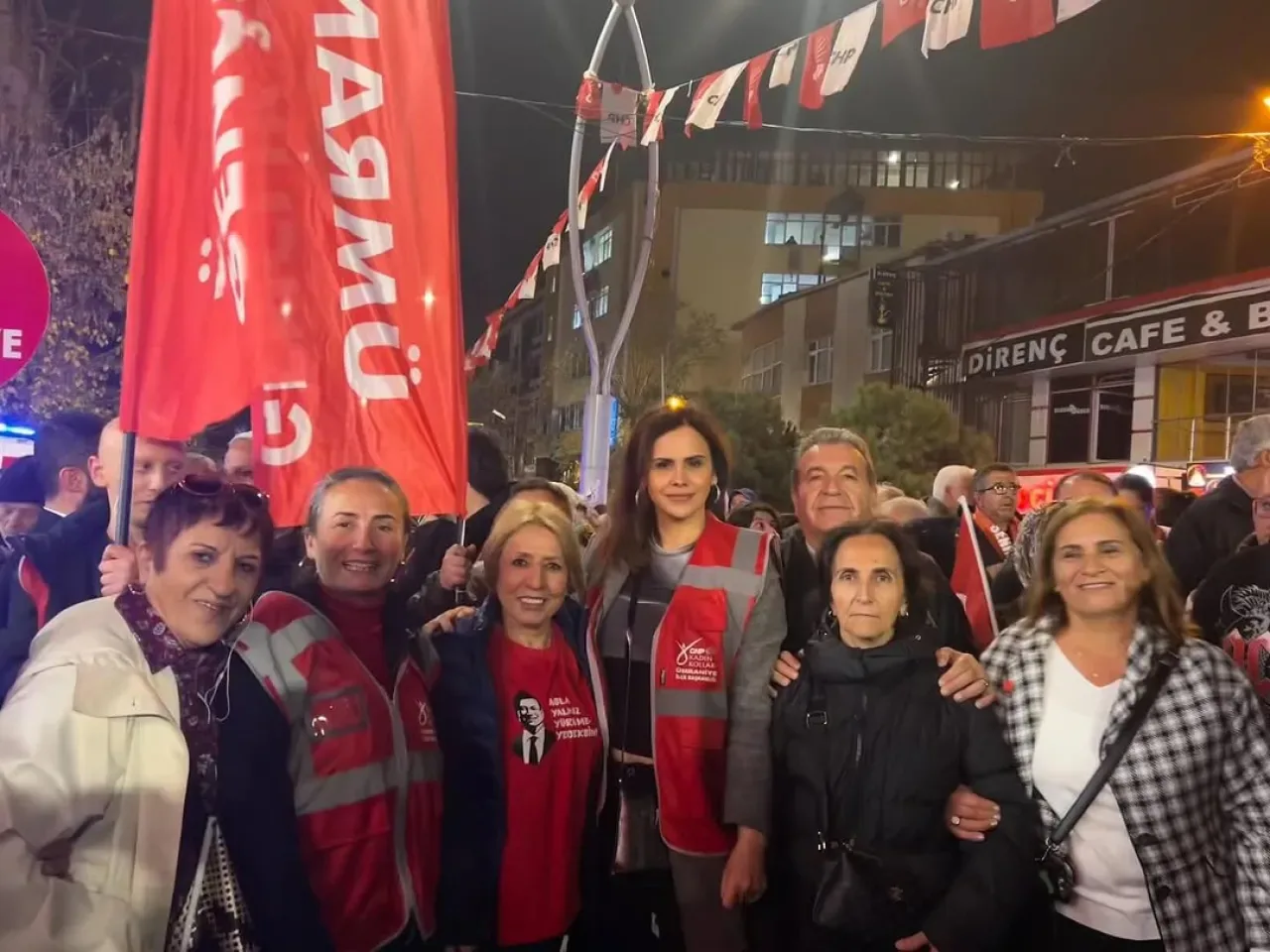 İstanbul CHP Ümraniye Kadın Kolları, Sultangazi'de Tutuklu Yöneticiler İçin Sesini Duyurdu İstanbul CHP Ümraniye Kadın Kolları, Sultangazi'de Tutuklu Yöneticiler İçin Sesini Duyurdu