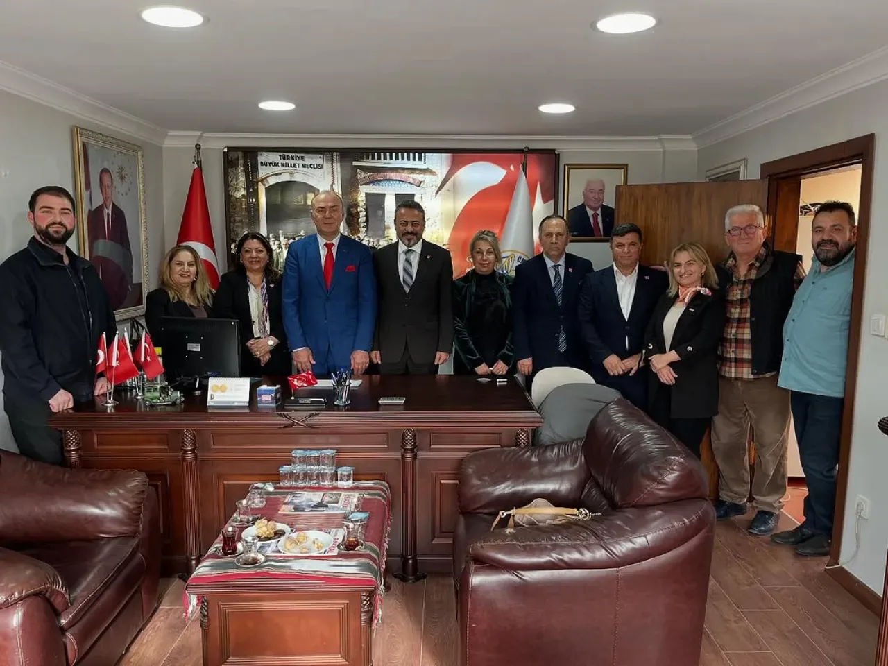 CHP Ümraniye Kadın Kolları, Bakkallar Odası Başkanı'nı Ziyaret Etti CHP Ümraniye Kadın Kolları, Bakkallar Odası Başkanı'nı Ziyaret Etti