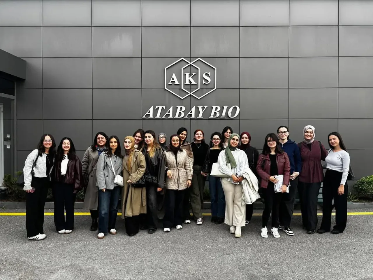 Bezmialem Farma Aktüel Kulübü, Atabay İlaç Fabrikası'nı Ziyaret Etti Bezmialem Farma Aktüel Kulübü, Atabay İlaç Fabrikası'nı Ziyaret Etti