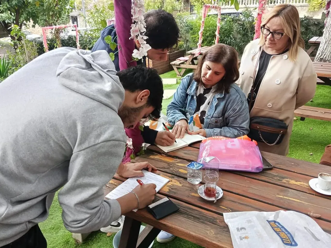 AK Parti Üsküdar Kadın Kolları'ndan Mahalle Ziyaretleri AK Parti Üsküdar Kadın Kolları'ndan Mahalle Ziyaretleri