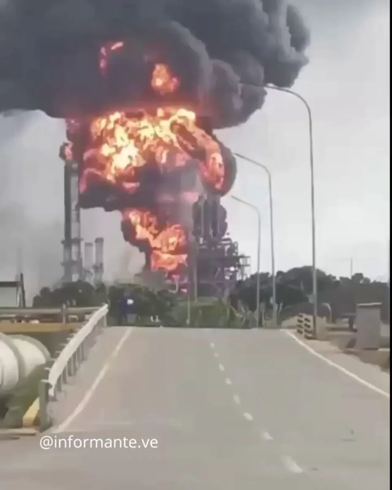 Venezuela'nın Anzoátegui Kentindeki Petrokimya Tesisinde Şiddetli Patlama Venezuela'nın Anzoátegui Kentindeki Petrokimya Tesisinde Şiddetli Patlama