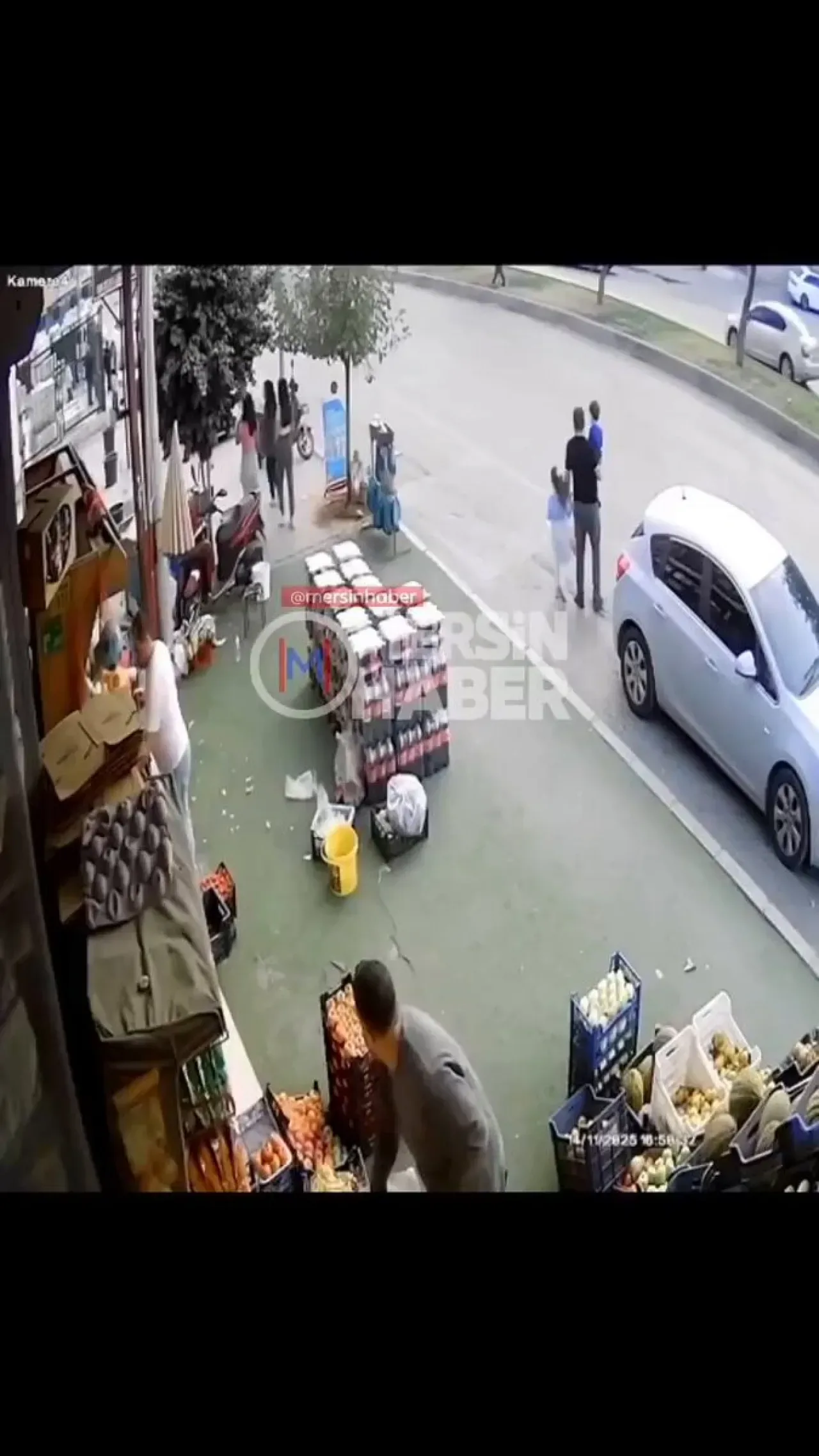 Mersin'de Ters Yönden Gelen Forklift, Baba ve Çocuklarına Çarptı Mersin'de Ters Yönden Gelen Forklift, Baba ve Çocuklarına Çarptı