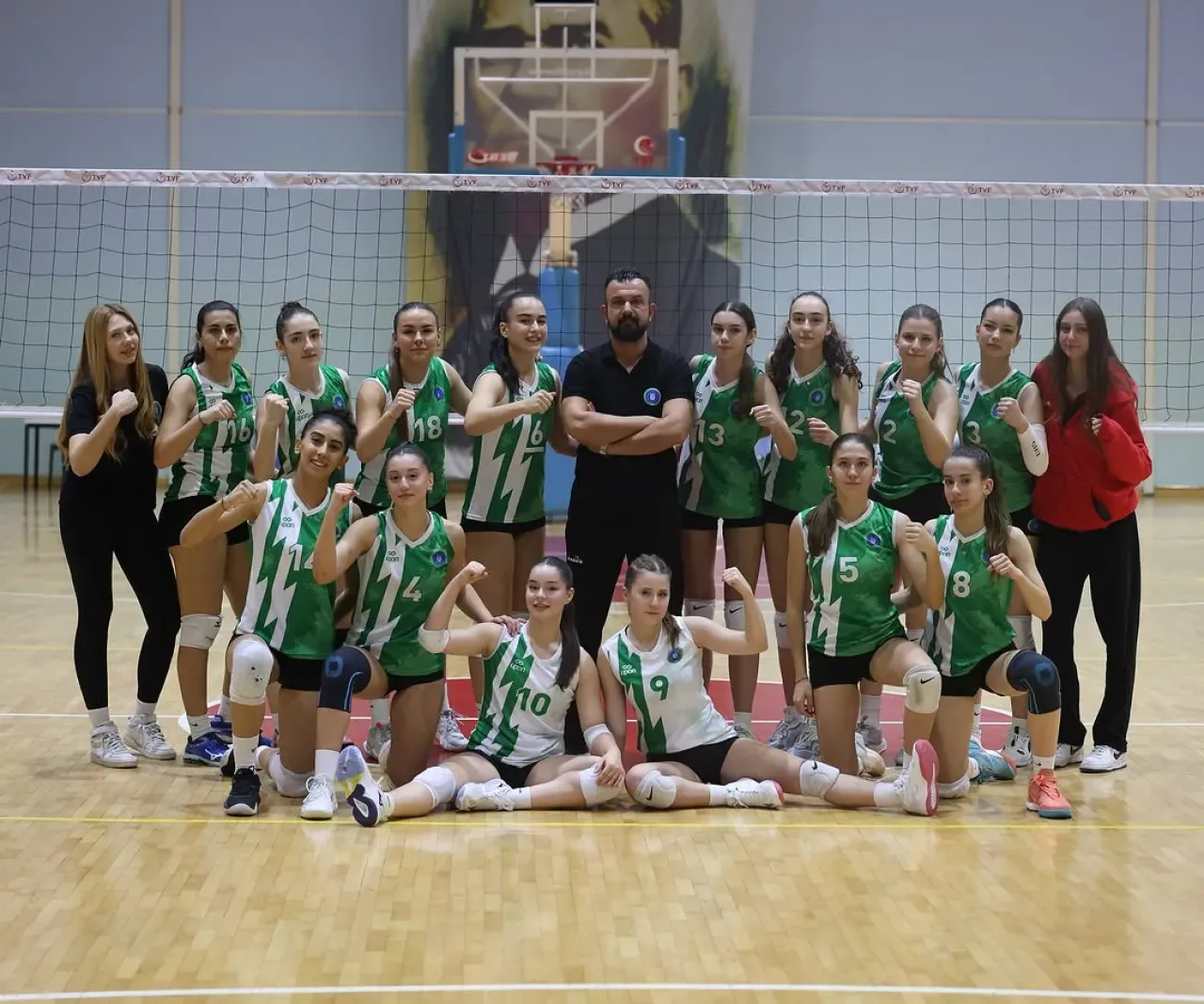 Bursa Büyükşehir Belediyespor Genç Kız Voleybol Takımı Galibiyetle Başladı Bursa Büyükşehir Belediyespor Genç Kız Voleybol Takımı Galibiyetle Başladı