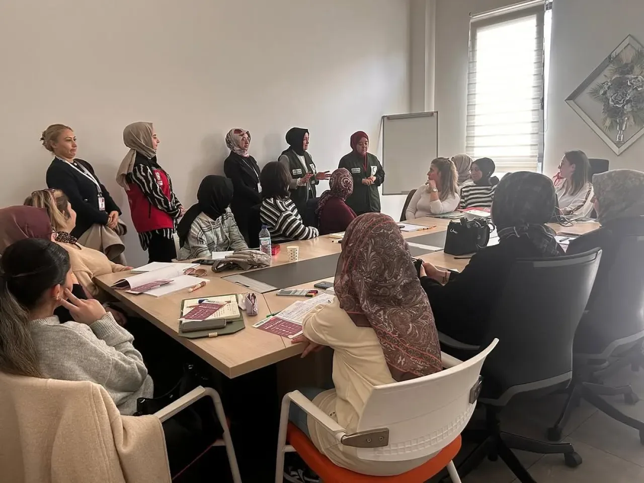 Yeşilay Esenler Şubesi, Hanımlar Konağı'nda Bağımlılıkla Mücadele ve Sağlıklı Yaşam Semineri Düzenledi Yeşilay Esenler Şubesi, Hanımlar Konağı'nda Bağımlılıkla Mücadele ve Sağlıklı Yaşam Semineri Düzenledi