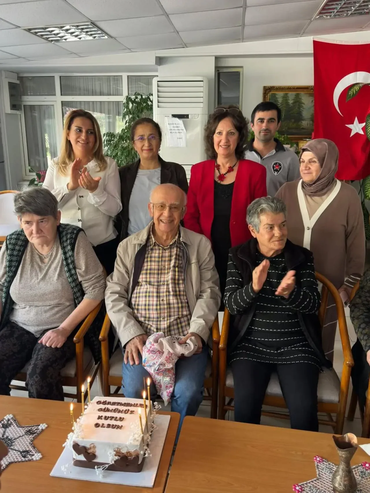 Bakırköy'de Emekli Öğretmenler 24 Kasım'da Huzurevinde Ziyaret Edildi Bakırköy'de Emekli Öğretmenler 24 Kasım'da Huzurevinde Ziyaret Edildi