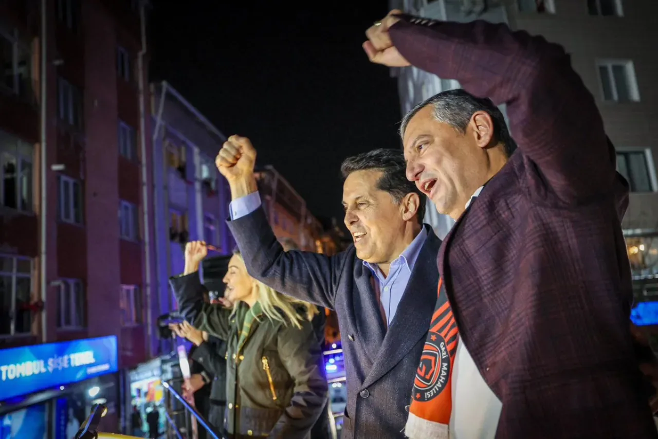 Sultangazi'de Seçim Zaferi Kutlaması: Egemenlik Kayıtsız Şartsız Milletindir Sultangazi'de Seçim Zaferi Kutlaması: Egemenlik Kayıtsız Şartsız Milletindir