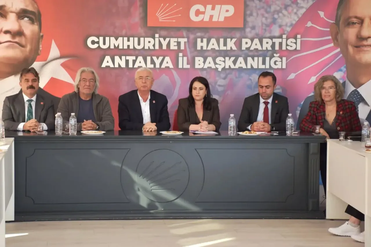 CHP Antalya'da Parti Okulu Koordinatörlüğü Görev Değişimi CHP Antalya'da Parti Okulu Koordinatörlüğü Görev Değişimi