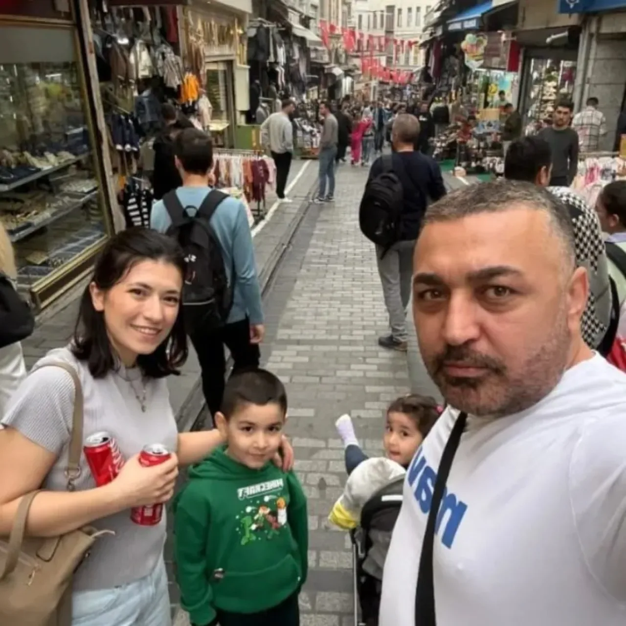 Böcek Ailesinin Otel Odasında Yaşadığı Kapı Krizi ve Çalışanın İfade Farklılıkları Böcek Ailesinin Otel Odasında Yaşadığı Kapı Krizi ve Çalışanın İfade Farklılıkları