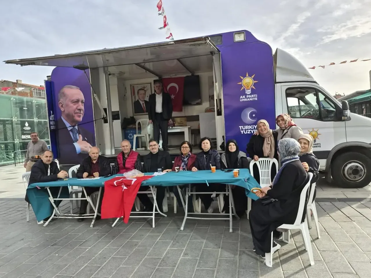 AK Parti Ümraniye Teşkilatı Alemdağ Caddesi'nde Vatandaşlarla Buluştu AK Parti Ümraniye Teşkilatı Alemdağ Caddesi'nde Vatandaşlarla Buluştu