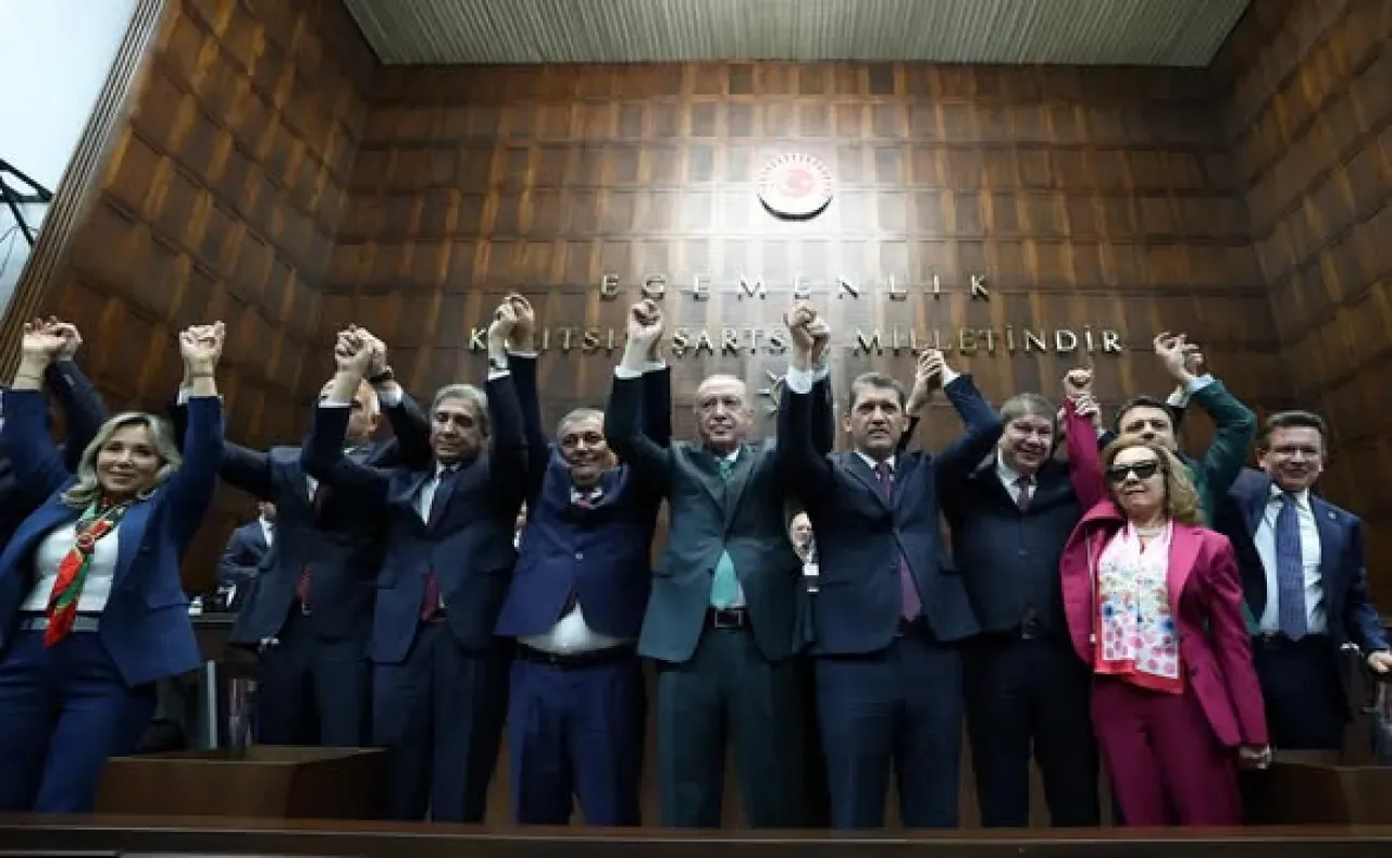 AK Parti'ye Katılan Aksu Belediye Başkanı'na Rozet Taktı AK Parti'ye Katılan Aksu Belediye Başkanı'na Rozet Taktı
