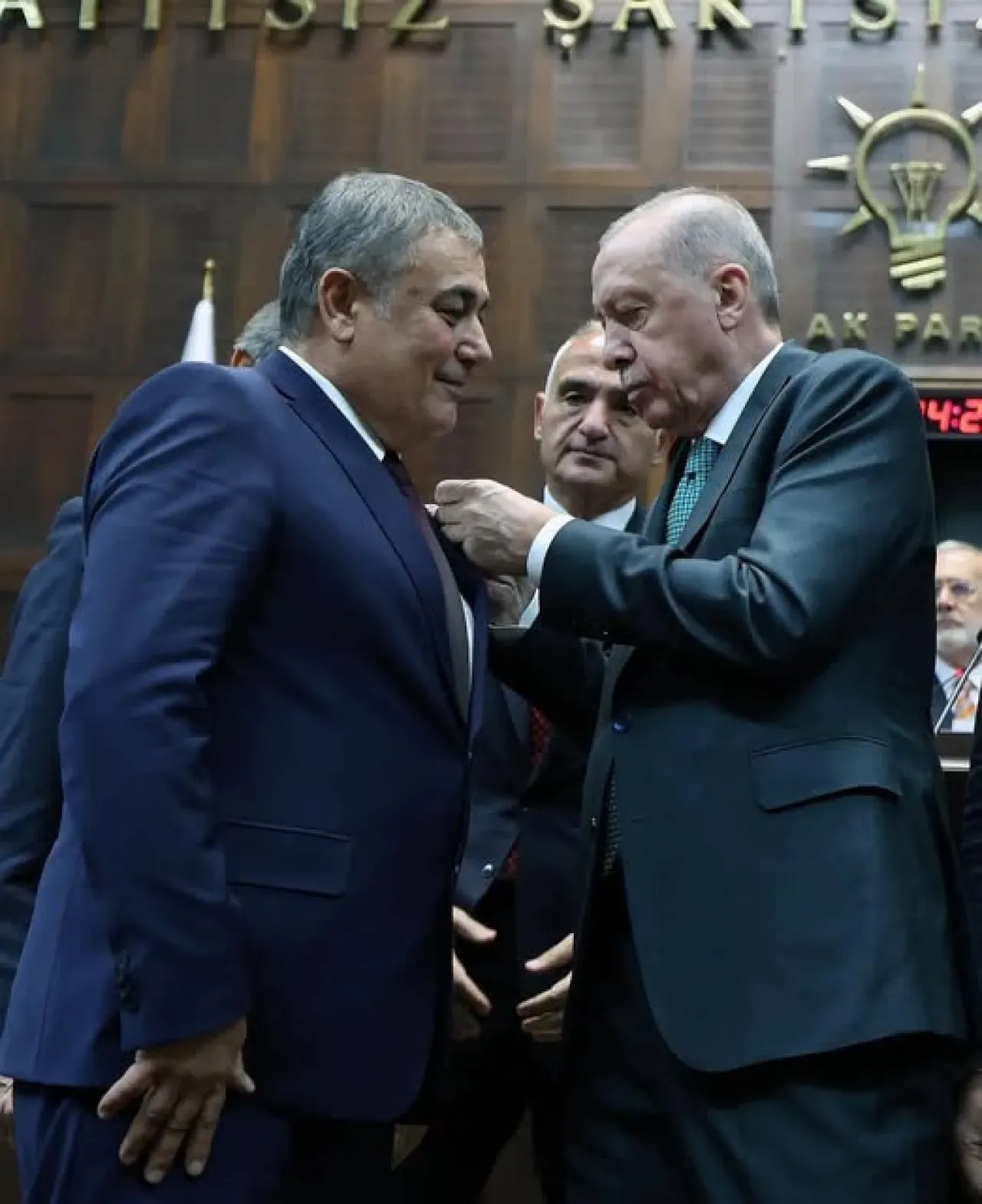 AK Parti'ye Katılan Aksu Belediye Başkanı İsa Yıldırım'a Rozet Takdimi AK Parti'ye Katılan Aksu Belediye Başkanı İsa Yıldırım'a Rozet Takdimi