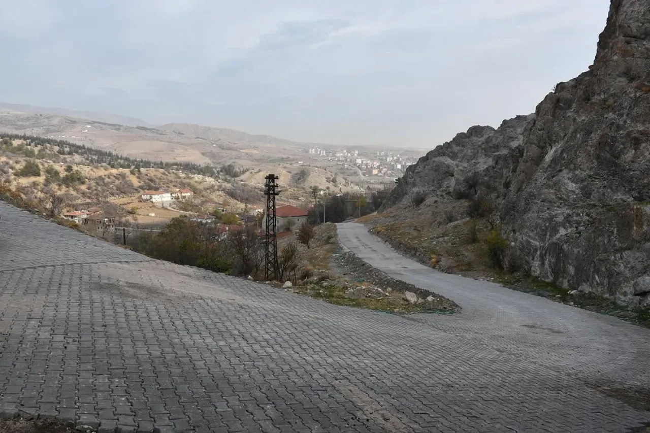Kalecik'te Çanşa Kale Mahallesi'ne Kilit Parke Taşı Döşeniyor Kalecik'te Çanşa Kale Mahallesi'ne Kilit Parke Taşı Döşeniyor