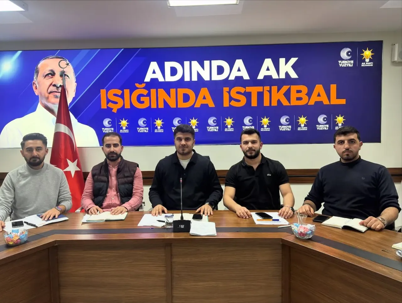 AK Parti Gençlik Kolları Sultangazi'de Haftalık Toplantı ve Doğum Günü Kutlaması AK Parti Gençlik Kolları Sultangazi'de Haftalık Toplantı ve Doğum Günü Kutlaması