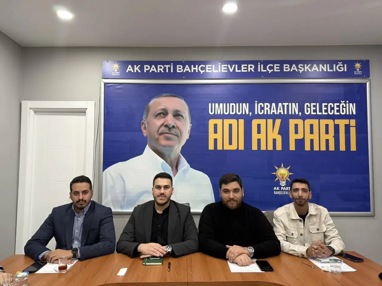 AK Parti Bahçelievler'de Gençlik Kolları Toplantısı Gerçekleştirildi AK Parti Bahçelievler'de Gençlik Kolları Toplantısı Gerçekleştirildi