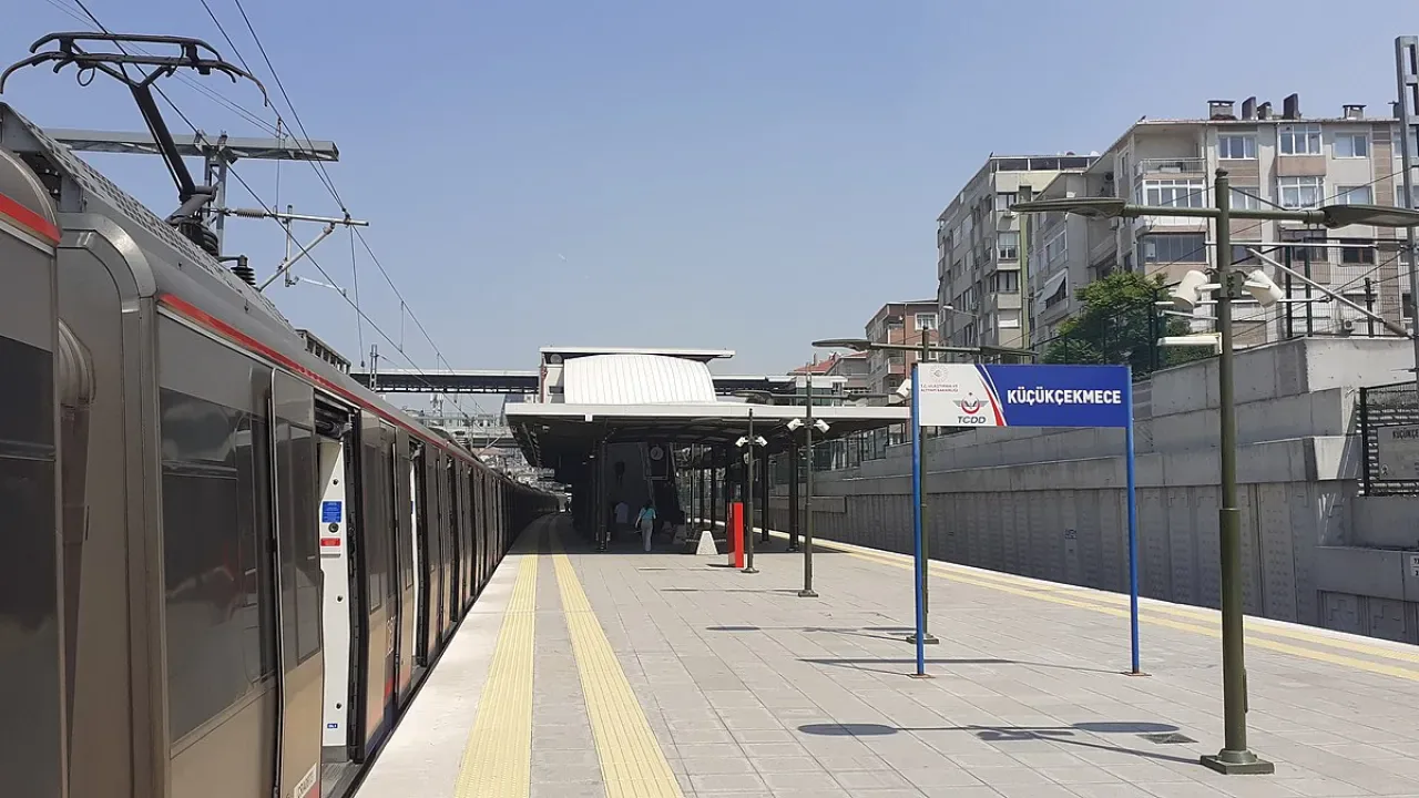 Küçükçekmece Marmaray İstasyonunda İntihar Vakası Küçükçekmece Marmaray İstasyonunda İntihar Vakası