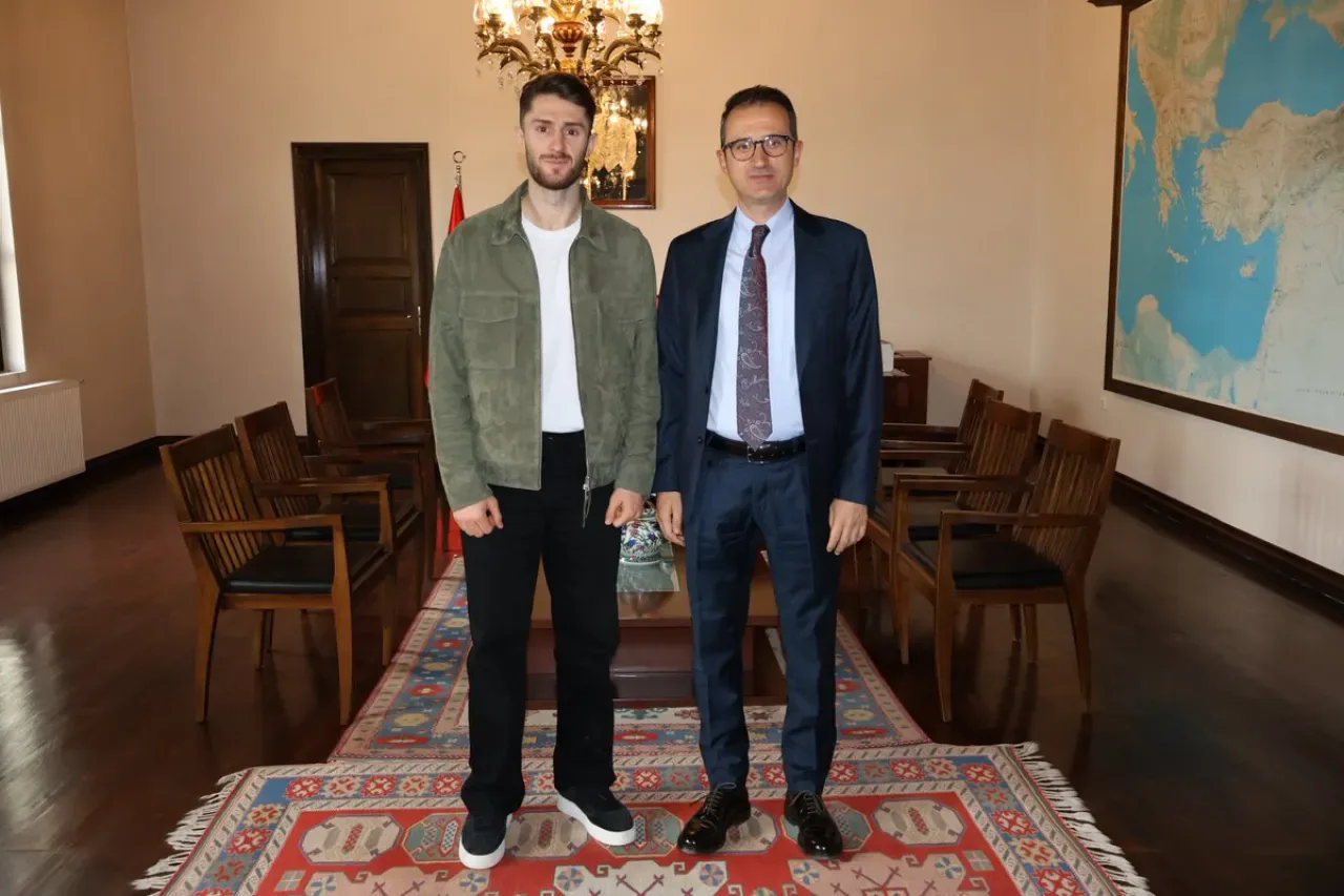 İznik Kaymakamı Arif Karaman, Milli Futbolcu İsmail Yüksek'i Makamında Ağırladı İznik Kaymakamı Arif Karaman, Milli Futbolcu İsmail Yüksek'i Makamında Ağırladı