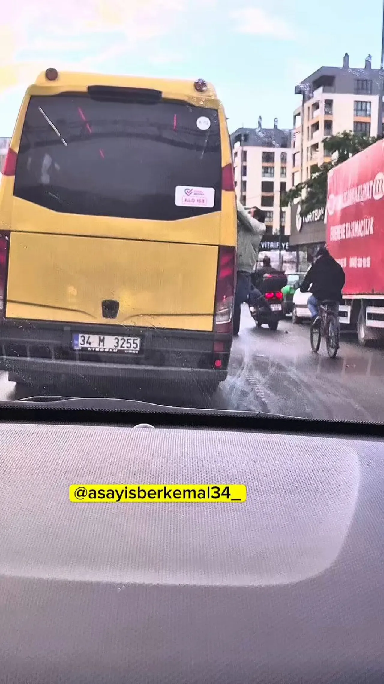 İstanbul'da Dolmuş Kapına Tutunarak Seyahat Eden Adam Görüntılandı İstanbul'da Dolmuş Kapına Tutunarak Seyahat Eden Adam Görüntılandı