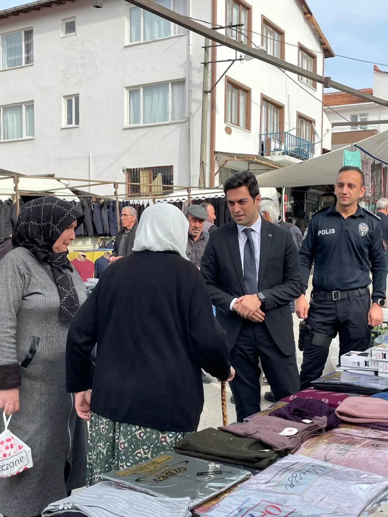 Harmancık Kaymakamı Pazar Yerinde Esnaf ve Vatandaşlarla Bir Araya Geldi Harmancık Kaymakamı Pazar Yerinde Esnaf ve Vatandaşlarla Bir Araya Geldi
