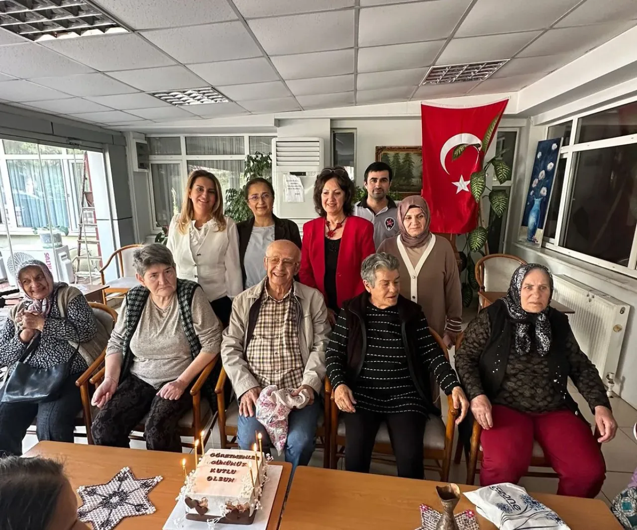 Bakırköy'de Öğretmenler Günü'nde Emekli Öğretmenlere Huzurevi Ziyareti Bakırköy'de Öğretmenler Günü'nde Emekli Öğretmenlere Huzurevi Ziyareti