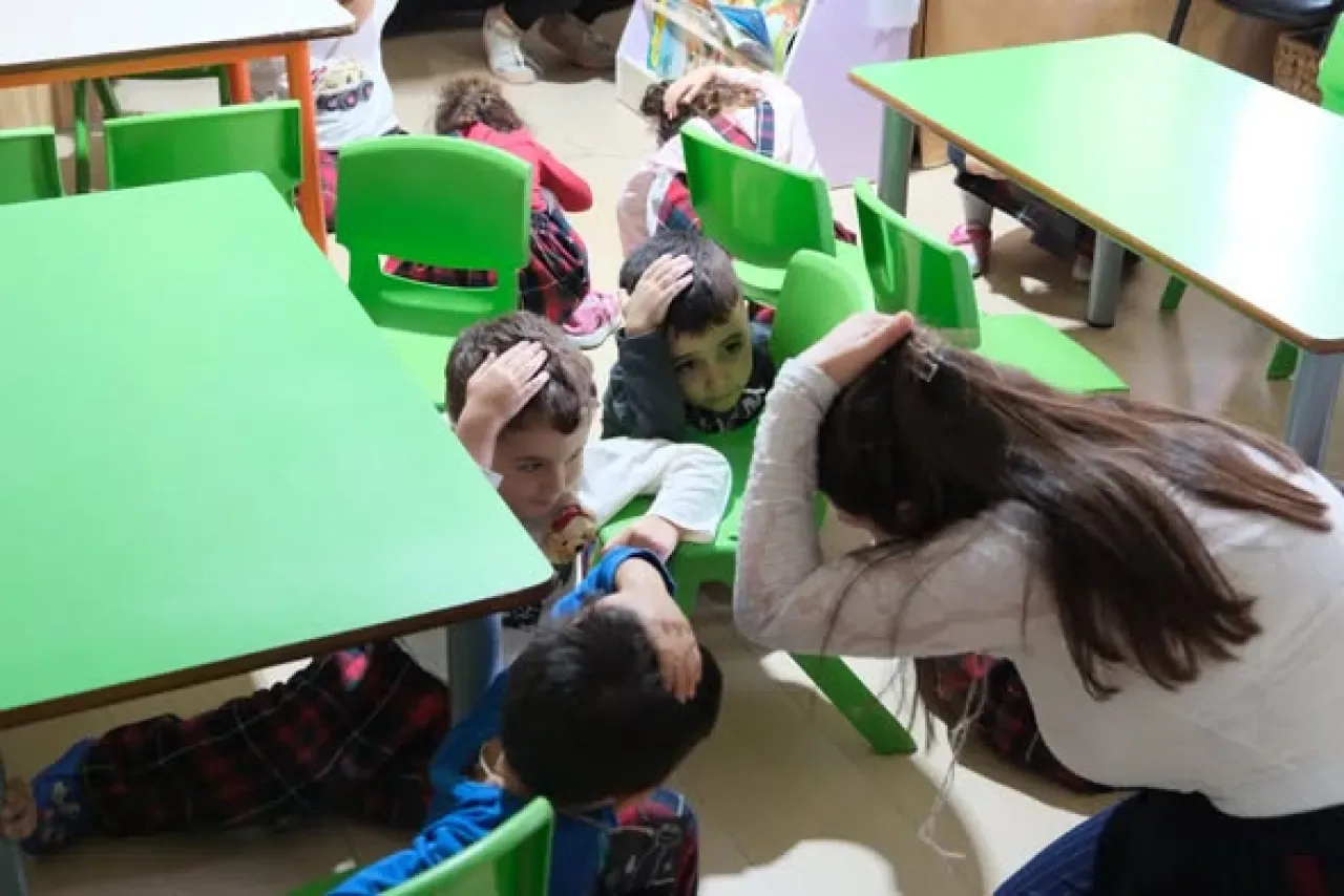 Foça'da Belediye Binası ve Çocuk Evi'nde Yangın ve Deprem Tatbikatı Yapıldı Foça'da Belediye Binası ve Çocuk Evi'nde Yangın ve Deprem Tatbikatı Yapıldı