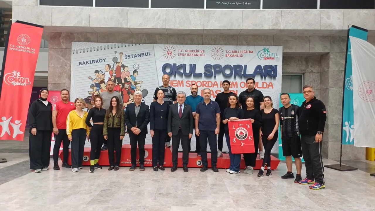 Bakırköy'de Öğretmenler Günü Sportif Turnuvalarında Dereceye Giren Okullar Ödüllendirildi Bakırköy'de Öğretmenler Günü Sportif Turnuvalarında Dereceye Giren Okullar Ödüllendirildi