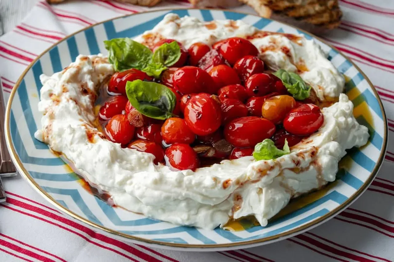 Evde Kolaylıkla Hazırlayabileceğiniz Domatesli Meze Tarifleri Evde Kolaylıkla Hazırlayabileceğiniz Domatesli Meze Tarifleri