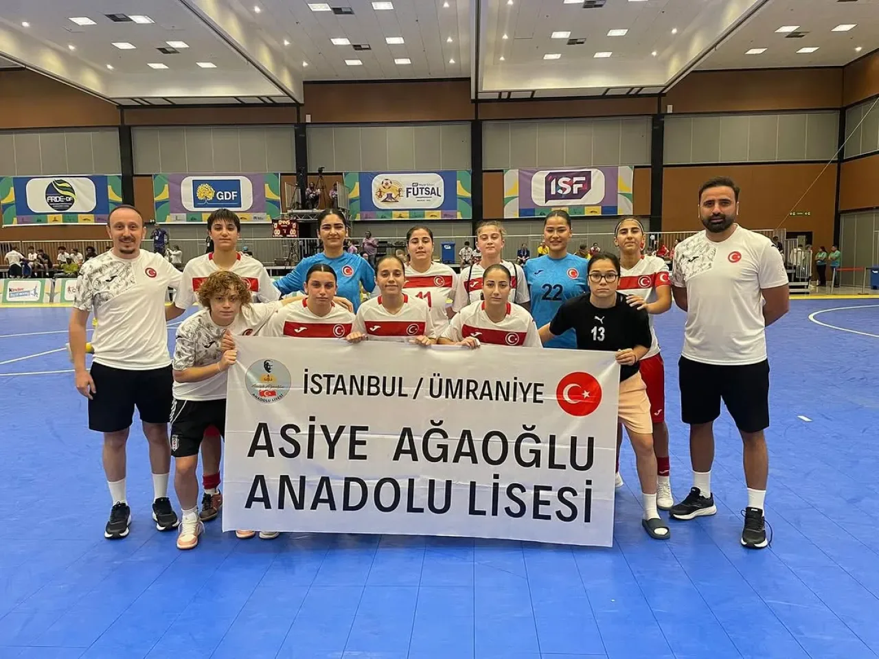 Asiye Ağaoğlu Anadolu Lisesi Kız Futsal Takımı Brezilya'dan Dünya Altıncılığı ile Döndü Asiye Ağaoğlu Anadolu Lisesi Kız Futsal Takımı Brezilya'dan Dünya Altıncılığı ile Döndü