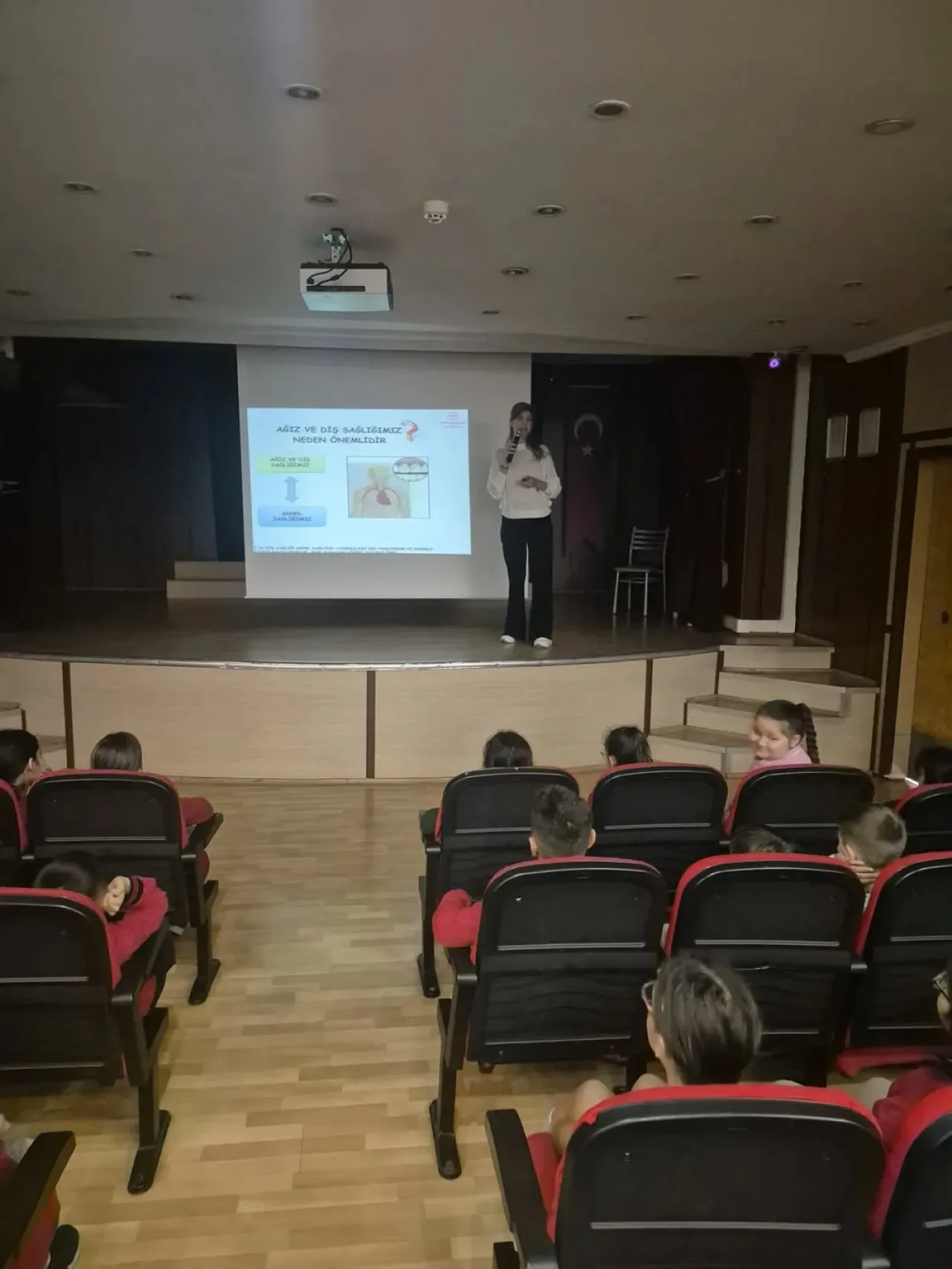 Bayrampaşa'da Hacı İlbey İlkokulunda Ağız ve Diş Sağlığı Eğitimi Bayrampaşa'da Hacı İlbey İlkokulunda Ağız ve Diş Sağlığı Eğitimi