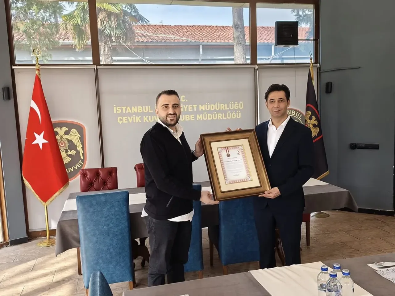 Kızılay Bayrampaşa'dan İstanbul Çevik Kuvvet'e Kan Bağışı Ödülü Kızılay Bayrampaşa'dan İstanbul Çevik Kuvvet'e Kan Bağışı Ödülü