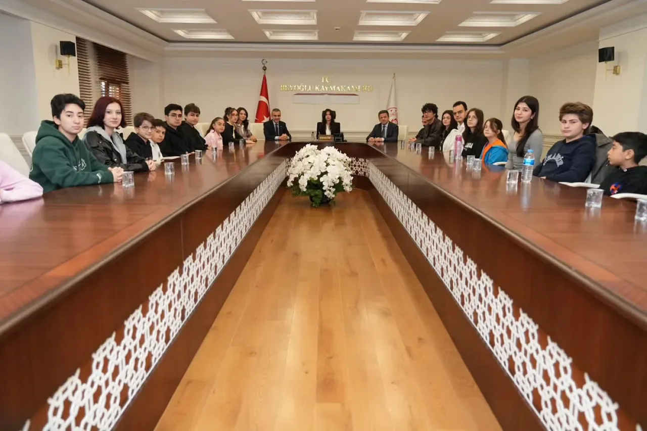 Beyoğlu'nda Öğrenci Meclisi Toplantısı Gerçekleşti Beyoğlu'nda Öğrenci Meclisi Toplantısı Gerçekleşti