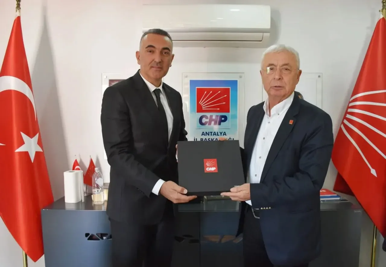 CHP Kumluca İlçe Yöneticisi, Antalya İl Başkanı Nail Kamacı'yı Ziyaret Etti CHP Kumluca İlçe Yöneticisi, Antalya İl Başkanı Nail Kamacı'yı Ziyaret Etti