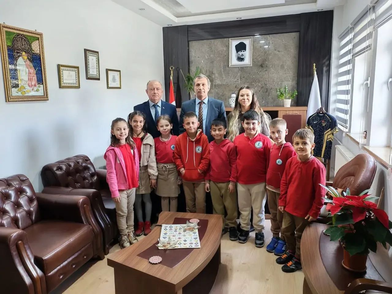 Bursa Orhangazi'de Atatürk İlkokulu Öğrencileri İlçe Milli Eğitim Müdürü ile Röportaj Yaptı Bursa Orhangazi'de Atatürk İlkokulu Öğrencileri İlçe Milli Eğitim Müdürü ile Röportaj Yaptı