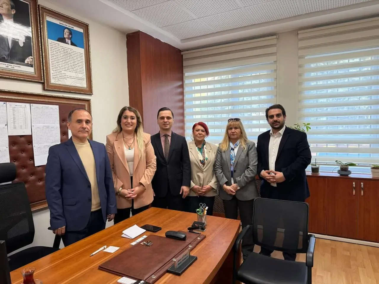 CHP Bakırköy İlçe Başkanlığı, Öğretmenler Günü'nde Okul Ziyaretleri Gerçekleştirdi CHP Bakırköy İlçe Başkanlığı, Öğretmenler Günü'nde Okul Ziyaretleri Gerçekleştirdi