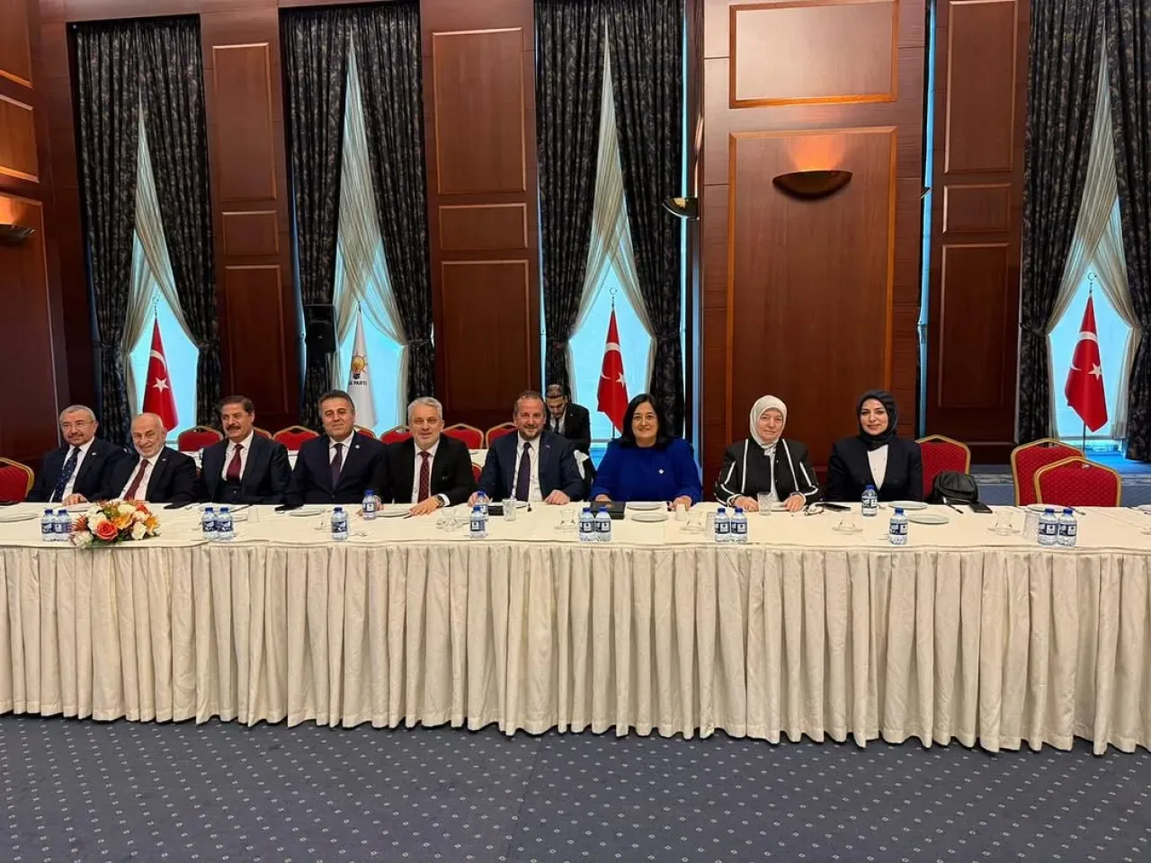 AK Parti Bursa Milletvekili Refik Özen, Dışişleri Bakanı Hakan Fidan ile Küresel Gelişmeleri Değerlendirdi AK Parti Bursa Milletvekili Refik Özen, Dışişleri Bakanı Hakan Fidan ile Küresel Gelişmeleri Değerlendirdi