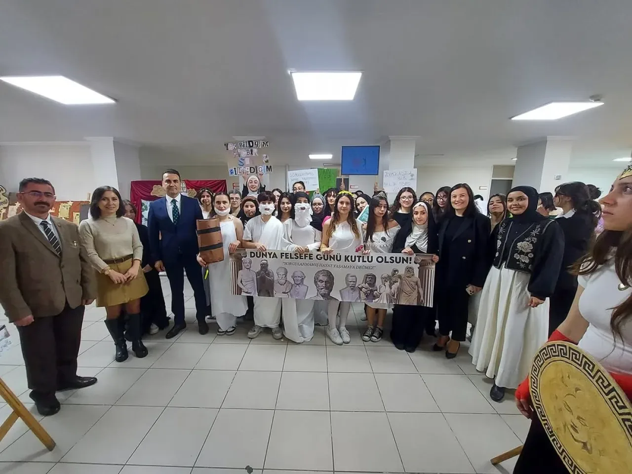 Esenyurt'ta Dünya Felsefe Günü'nde 'Türkiye Yüzyılı Maarif Modeli' Sergisi Açıldı Esenyurt'ta Dünya Felsefe Günü'nde 'Türkiye Yüzyılı Maarif Modeli' Sergisi Açıldı
