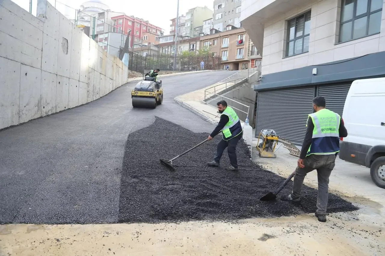 Kâğıthane'de Yavuz Sokak'ın Yüzü Asfalt ve Düzenleme Çalışmalarıyla Değişiyor Kâğıthane'de Yavuz Sokak'ın Yüzü Asfalt ve Düzenleme Çalışmalarıyla Değişiyor