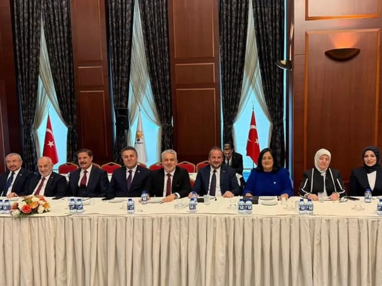 Bakan Hakan Fidan'dan AK Parti'ye Bölgesel ve Küresel Gelişmeler Hakkında Önemli Sunum Bakan Hakan Fidan'dan AK Parti'ye Bölgesel ve Küresel Gelişmeler Hakkında Önemli Sunum