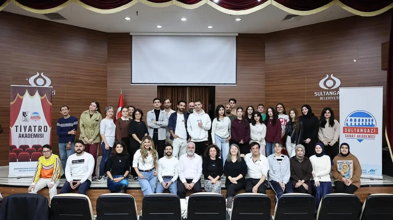 Sultangazi'de Sanat Akademisi Öğrencileri Sahne Deneyimiyle Özgüven Kazanıyor Sultangazi'de Sanat Akademisi Öğrencileri Sahne Deneyimiyle Özgüven Kazanıyor