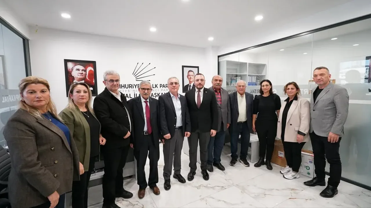 Kartal CHP İlçe Başkanlığı'nda Eski Meclis Üyeleriyle Buluşma Kartal CHP İlçe Başkanlığı'nda Eski Meclis Üyeleriyle Buluşma