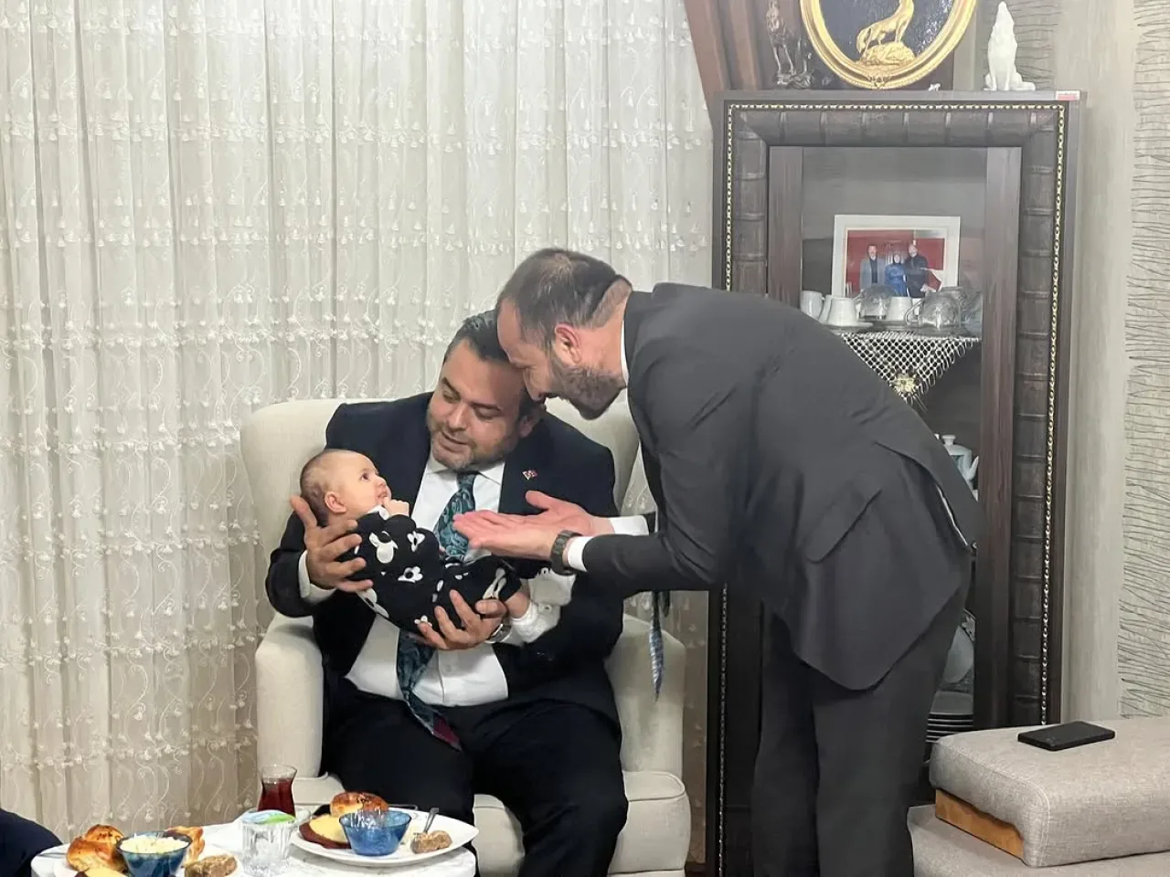 MHP Yenimahalle'de Kapı Kapı Dolaşarak Vatandaşla Gönül Bağını Güçlendiriyor MHP Yenimahalle'de Kapı Kapı Dolaşarak Vatandaşla Gönül Bağını Güçlendiriyor