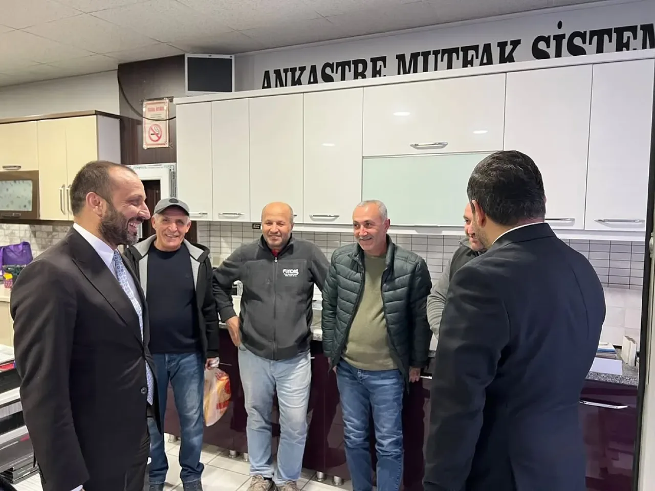 MHP'li Yöneticilerden Demetever Esnafına Ziyaret MHP'li Yöneticilerden Demetever Esnafına Ziyaret