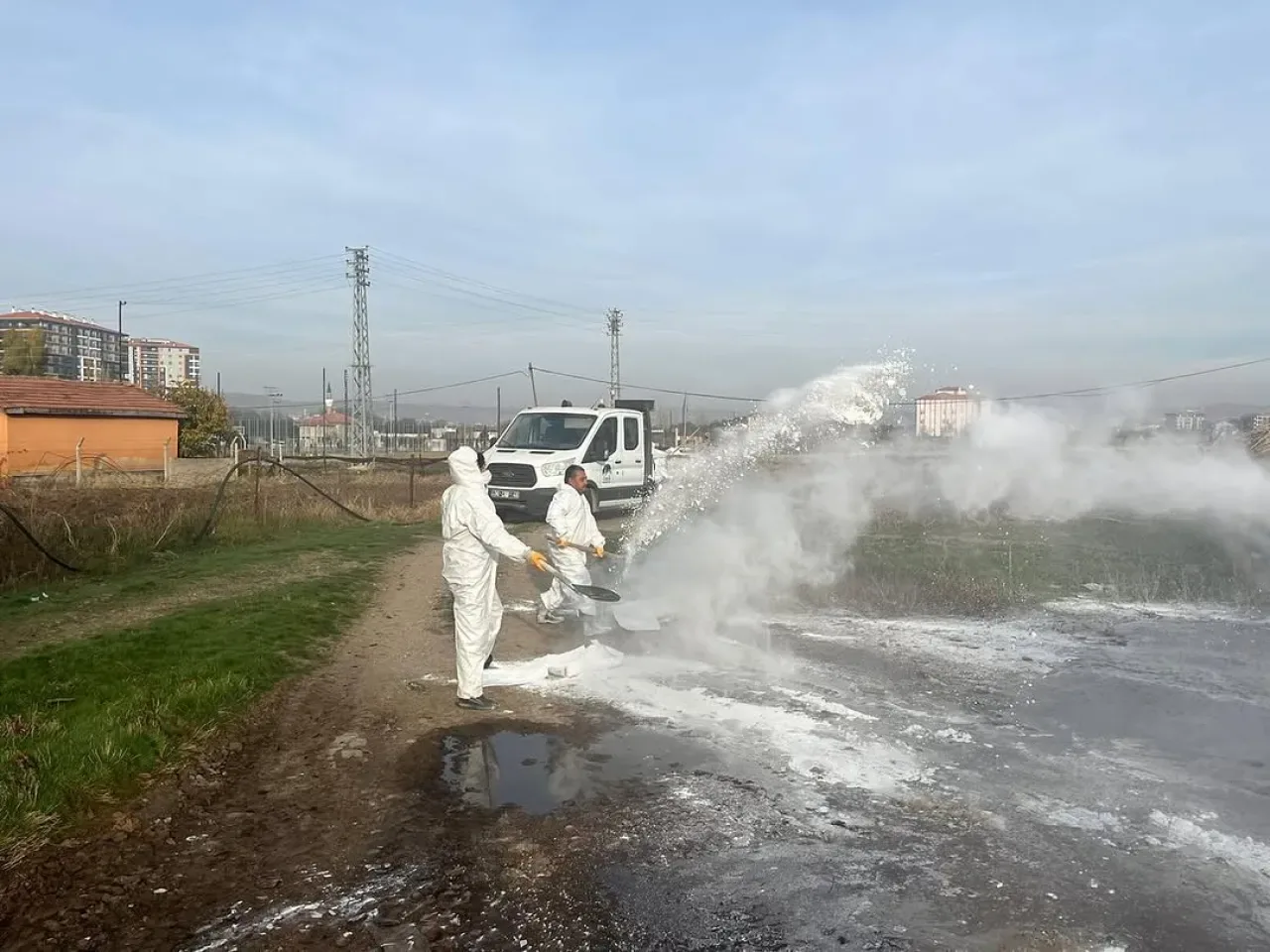 Çubuk Belediyesi Kış Öncesi Hayvancılık Bölgelerinde Dezenfekte Çalışması Başlattı Çubuk Belediyesi Kış Öncesi Hayvancılık Bölgelerinde Dezenfekte Çalışması Başlattı