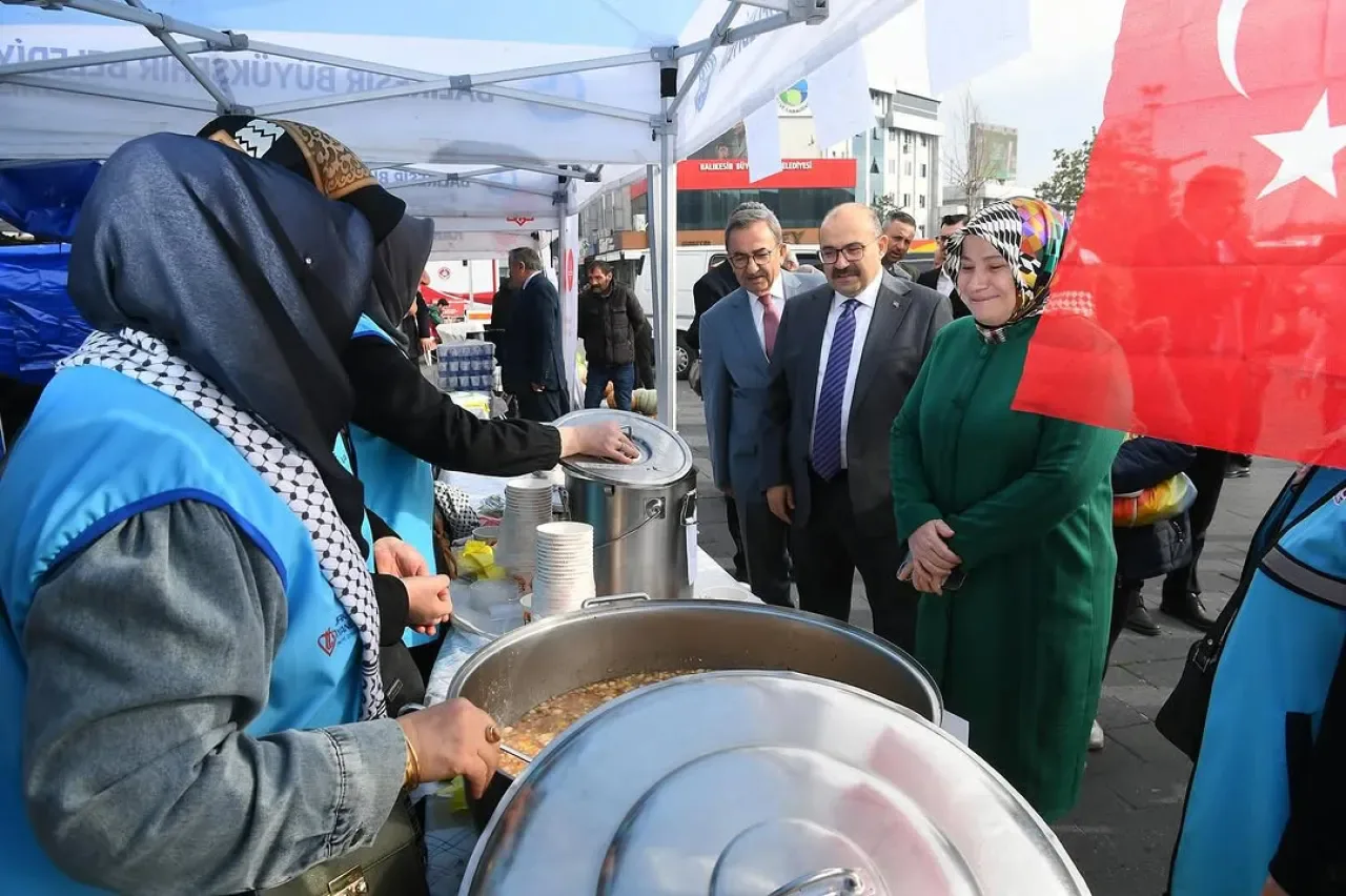 Balıkesir Valisi Ustaoğlu, Gazze için Kurulan Hayır Çarşısını Ziyaret Etti Balıkesir Valisi Ustaoğlu, Gazze için Kurulan Hayır Çarşısını Ziyaret Etti
