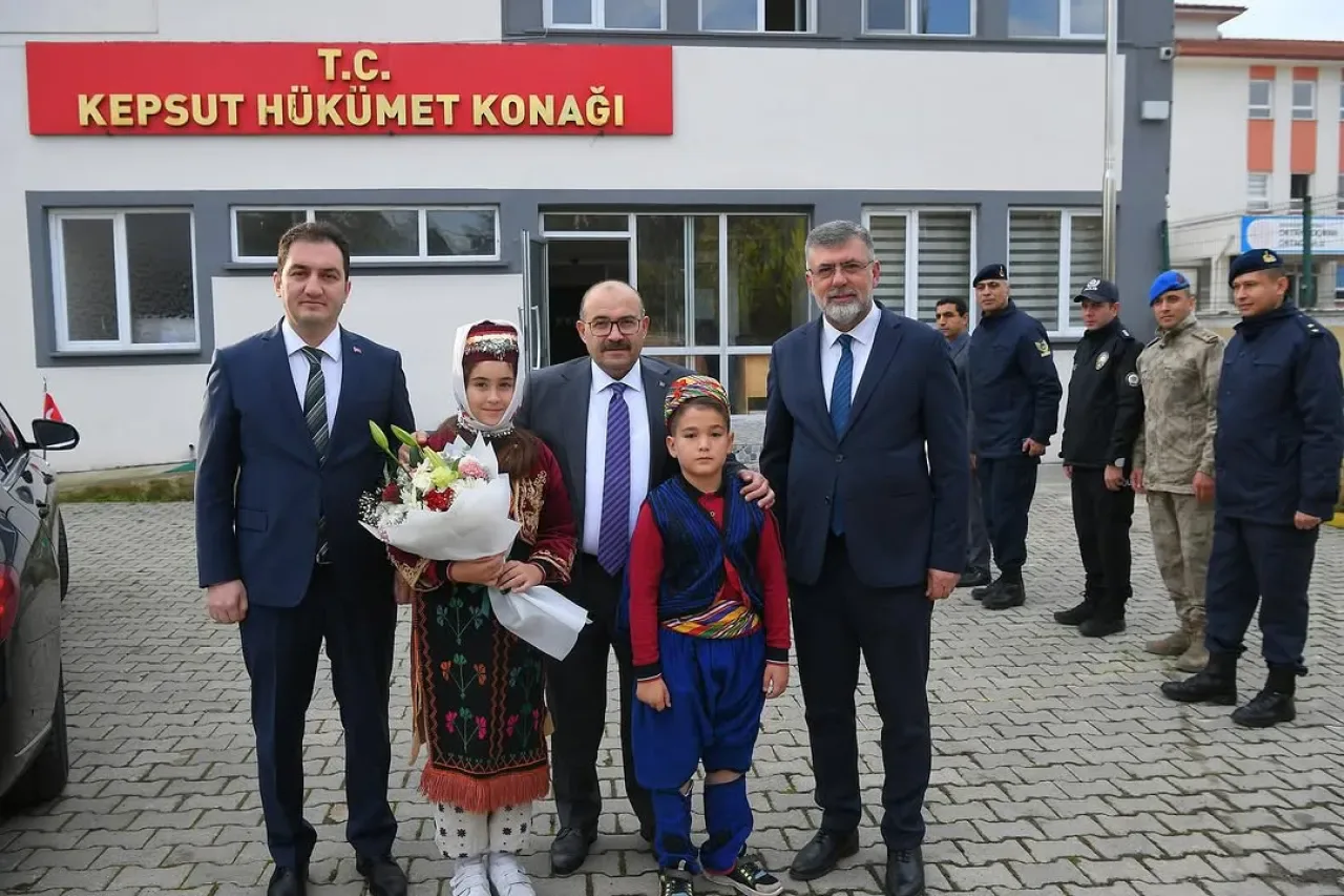 Balıkesir Valisi Ustaoğlu, Kepsut'ta Yeni Kaymakamı Ziyaret Etti Balıkesir Valisi Ustaoğlu, Kepsut'ta Yeni Kaymakamı Ziyaret Etti