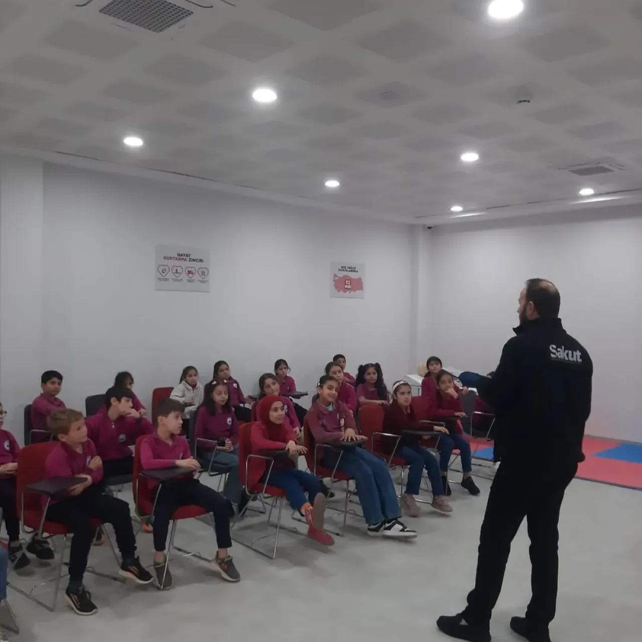 İstanbul Sultanbeyli'deki İlkokul Öğrencilerine Afet Farkındalık Eğitimi İstanbul Sultanbeyli'deki İlkokul Öğrencilerine Afet Farkındalık Eğitimi