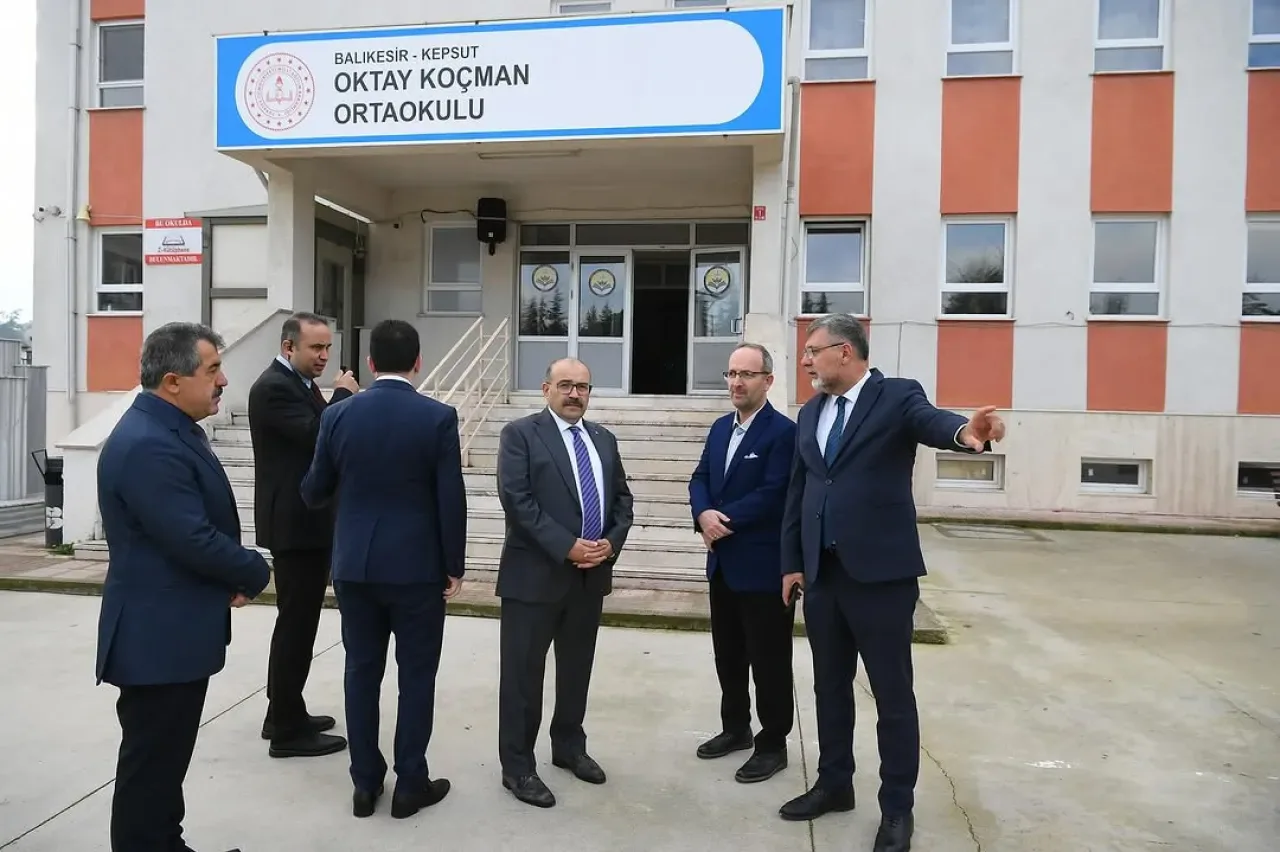 Balıkesir Valisi Kepsut'ta Öğrencilerle Buluştu Balıkesir Valisi Kepsut'ta Öğrencilerle Buluştu